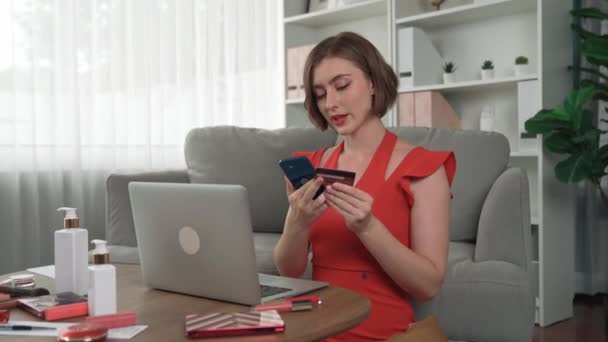 Perempuan Belanja Atau Membayar Produk Kecantikan Online Pasar Internet Browsing — Stok Video