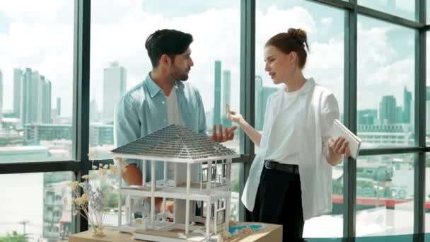 Képzett Építész Mérnök Csapat Beszélgetés Ház Modell Építése Intelligens Belsőépítészeti — Stock videók