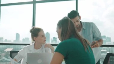 Profesyonel iş adamı akıllı yatırımcılara finansal grafiğini sundu. İşletme ekibinin birlikte çalışması, beyin fırtınası yapması, fikir paylaşması...
