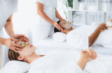 Kaplıca salonunun sakin atmosferi, birkaç müşteri lüks salatalık yüz maskesi takarak kendini yenilemeye çalışıyor. Yüz bakımı tedavisi ve güzellik konsepti. Sessiz.