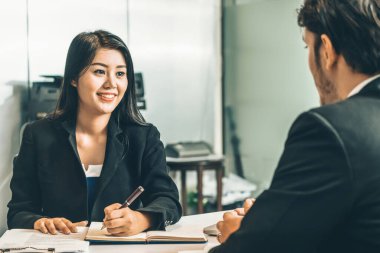 İnsan kaynakları bölümünden bir iş kadını, özgeçmiş belgesini incelerken iş başvurusu için iş adamı adayıyla görüşme yapıyor. Çalışanların işe alım konsepti. uds