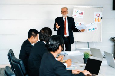 Kıdemli lider eğitim atölyesinde veya konferansta halk dinleyicilerine hitap eder. Olgun konuşmacı, sempozyum organizasyonunun CEO 'su. Uluslararası iş semineri konsepti. uds