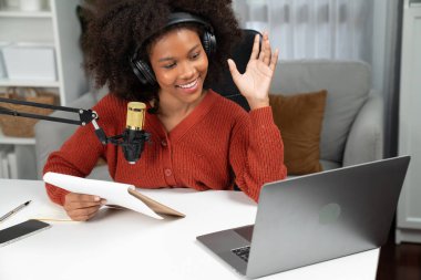 Güzel Afrikalı kadın sunucu kanalı çevrimiçi yayın yoluyla konuşuyor pazarlama öğretiyor, dinleyicileri canlı ya da çevrimiçi. İş yerindeki herhangi bir yer kavramı. Tatlandırıcı.