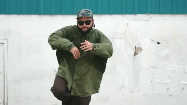 Sokak Ortasında Mavi Duvarlı Hippi Dansçı Ayak Basamağı Asyalı Break — Stok video
