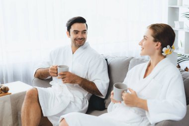 Güzellik ya da vücut bakımı güzellik salonu yaşam tarzı konsepti. Lüks otel kaplıcalarında ya da otel odasında, bornoz giyip rahatlayan bir çift. Tatil ve boş zaman rahatlığı. Sessiz.