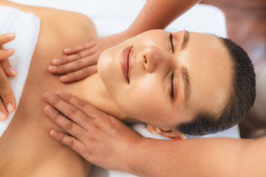 Kafkasyalı kadın müşteri stres önleyici spa masajının keyfini çıkarıyor ve lüks otel ya da oteldeki gündüz açık ortam güzellik salonunda güzellik teniyle eğleniyor. Sessiz.