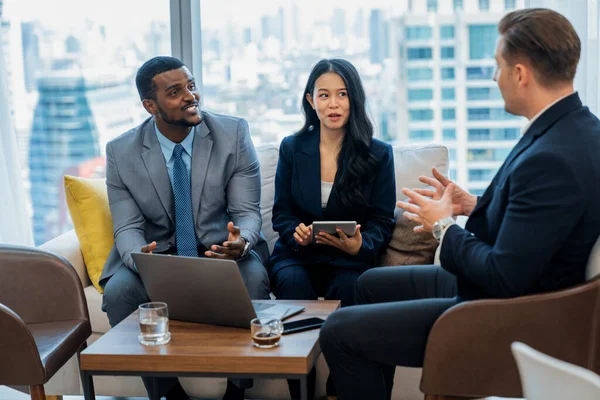 İşçi tablet analiz verileri kullanırken profesyonel yönetici projeyi açıklıyor. Çok kültürlü iş adamları pazarlama stratejisi, fikir ve ofis planı hakkında tartışıyorlar. İş toplantısı. Süslü.