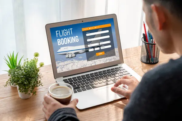 Online uçuş rezervasyon sitesi mod rezervasyon sistemi sağlar. Seyahat teknolojisi kavramı .