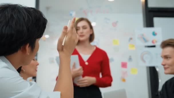 Mądry Menedżer Podnosi Rękę Zadaje Pytania Kreatywnym Spotkaniu Biznesowym Podczas — Wideo stockowe