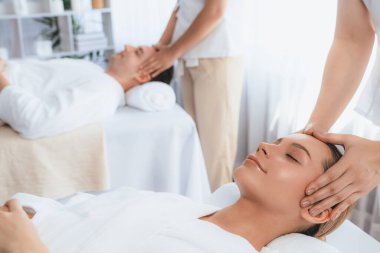 Kafkasyalı çift stres önleyici kafa masajının keyfini çıkarıyor ve lüks otellerde ya da otel spa salonlarında gündüz kaplıcalarında yüz güzelliği eğlencelerini şımartıyor. Sessiz.