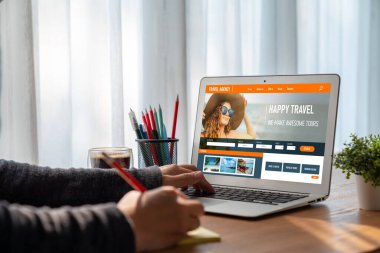 Model arama ve seyahat planlama için internet sitesi uçuş, otel ve tur rezervasyonları için anlaşma ve paket sunuyor