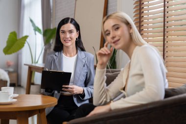 Psikolojik konsültasyon zihinsel problemde iyileşme kaydediyor. Terapi seansında mutlu genç bayan hasta iyileşiyor. Psikiyatrist de akıl hastalığı teşhisi koyuyor. Blithe