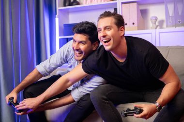 Kazanan ve kaybeden arkadaş oyuncular televizyonda video oyunu oynuyorlar. Stüdyo odasında neon mavi ışıklı joystickler kullanıyorlar. Memlekette rahat bir yaşam ve neşeli bir dövüş kazananı. Satılabilir.