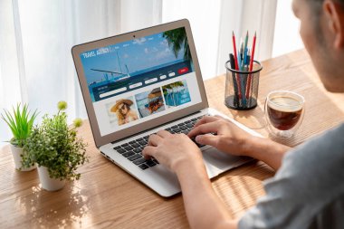 Model arama ve seyahat planlama için internet sitesi uçuş, otel ve tur rezervasyonları için anlaşma ve paket sunuyor