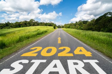 2024 yılbaşı seyahati ve gelecek vizyon konsepti. 2024 'ün başında saadet ve başarılı bir başlangıç için mutlu bir yeni yıl kutlamasına giden karayolu ile doğa manzarası .