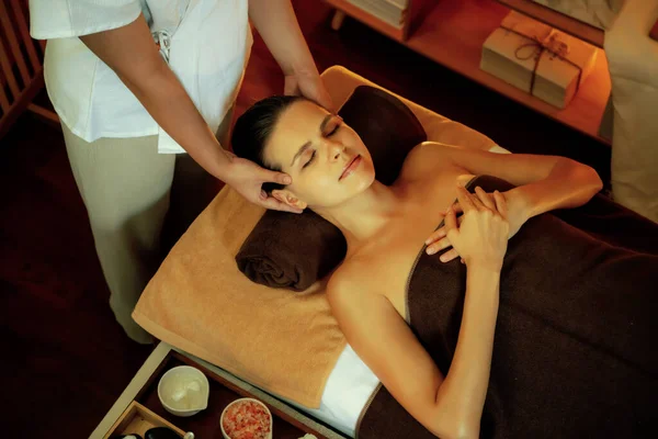 Kaukaska Kobieta Ciesząca Się Relaksujący Masaż Głowy Anty Stres Rozpieszczające — Zdjęcie stockowe