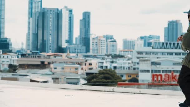 Hipster Professionisti Eseguono Break Dance Sul Tetto Con Grattacielo Siti — Video Stock