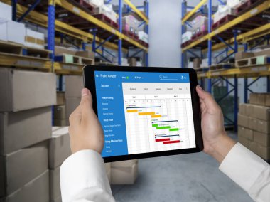 Ekip projesinin zaman çizelgesini gösteren bilgisayar ekranında, modern iş projesi yönetimi için proje planlama yazılımı