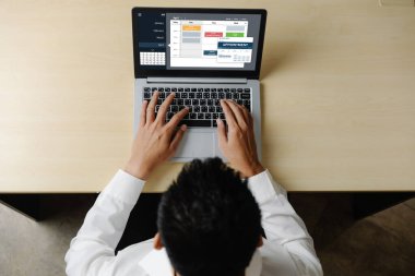 İnternet sitesindeki modish regrition için çevrimiçi aplikasyon rezervasyon takvimi