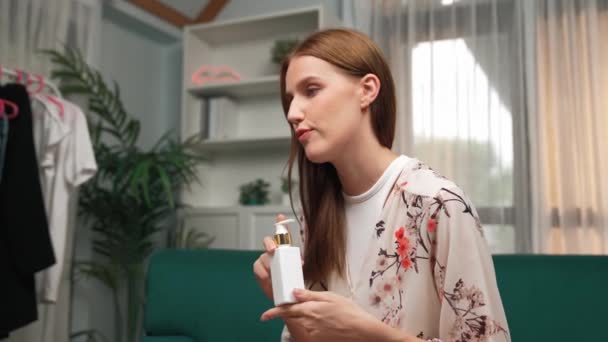 Γυναίκα Influencer Πυροβολούν Ζωντανή Μετάδοση Βίντεο Αναθεώρηση Skincare Βίντεο Για — Αρχείο Βίντεο