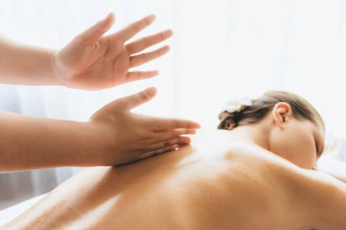 Kapalı alan kadın müşteri stres önleyici spa masajını yapmaktan zevk alıyor ve lüks otel ya da oteldeki gündüz açık hava güzellik salonunda güzellik teniyle eğleniyor. Sessiz.