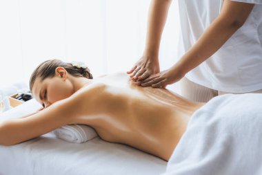 Kafkasyalı kadın müşteri stres önleyici spa masajının keyfini çıkarıyor ve lüks otel ya da oteldeki gündüz açık ortam güzellik salonunda güzellik teniyle eğleniyor. Sessiz.
