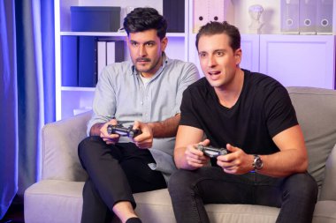 Kazanan ve kaybeden arkadaş oyuncular televizyonda video oyunu oynuyorlar. Stüdyo odasında neon mavi ışıklı joystickler kullanıyorlar. Memlekette rahat bir yaşam ve neşeli bir dövüş kazananı. Satılabilir.