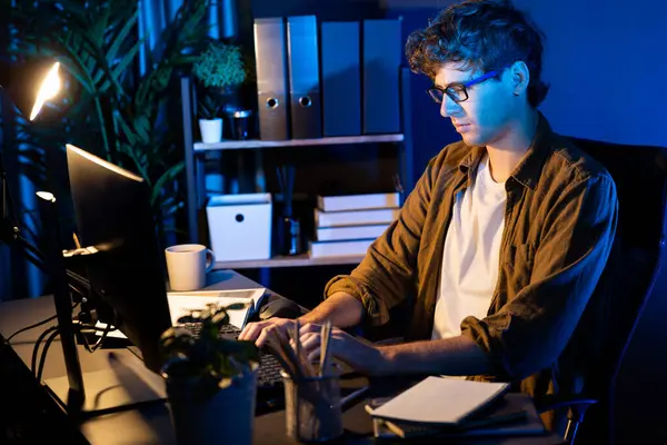 Genç işadamı, Neon Light Modern Ofis 'te yaratıcı bir başlangıç projesi için bilgisayara odaklanıyor. Düşünüyorum da, pazarlama ağı yaratıcıdan pazar kanalı tasarım konseptine çevrimiçi planlama. Toplayıcı.