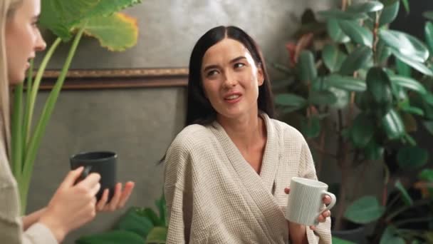 현대적인 리조트에서 욕조와 이국적인 커피에 여자와 무성한 단풍으로 둘러싸인 라이프 — 비디오