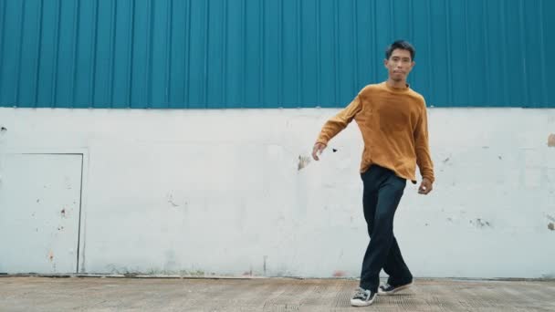 Spanyol Adam Kollarını Açıp Duvarın Önünde Dans Ediyor Dansçı Koreografın — Stok video