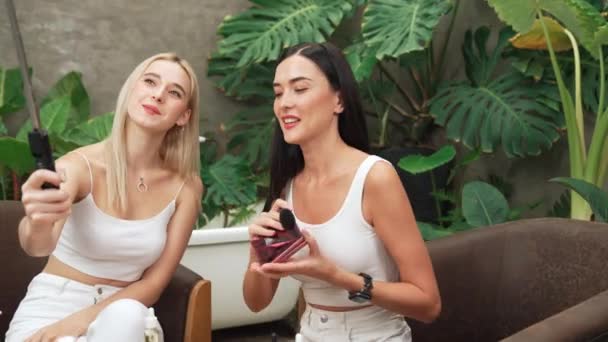 Két Gyönyörű Tartalom Alkotója Hogy Természetes Szépség Kozmetikai Bemutató Zöld — Stock videók