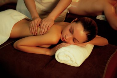 Kafkas çift müşterileri stres önleyici spa masajının keyfini çıkarıyorlar ve lüks otel veya otellerde sıcak mum ışığında güzellik derisi eğlenceleriyle şımartıyorlar. Sessiz.