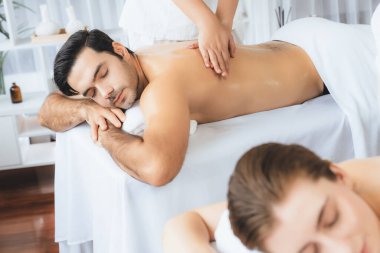 Kafkas çift müşterisi stres önleyici spa masajının keyfini çıkarıyor ve lüks otel veya oteldeki gündüz açık hava ortamında güzellik teniyle eğleniyor. Sessiz.