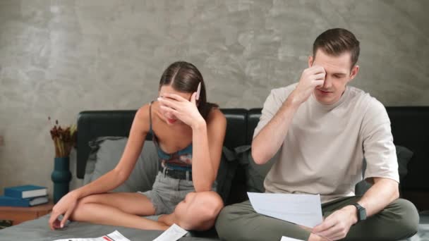 Zestresowana Rodzina Martwi Się Przytłaczającą Masywną Fakturę Karcie Kredytowej Lub — Wideo stockowe