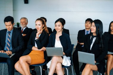 Genç Asyalı ve Kafkas dinleyiciler ofiste grup toplantısını dinliyorlar. İş adamları ve iş kadınları eğitim atölyesinde. Uluslararası çok kültürlü iş. uds