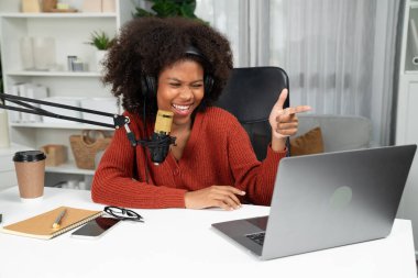 Güzel Afrikalı kadın sunucu kanalı çevrimiçi yayın yoluyla konuşuyor pazarlama öğretiyor, dinleyicileri canlı ya da çevrimiçi. İş yerindeki herhangi bir yer kavramı. Tatlandırıcı.