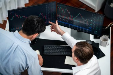 Gerçek zamanlı olarak bilgisayar ekranında borsayı tartışan profesyonel borsacılar, dinamik döviz kuru veritabanı grafiğini ya da değerli büyümeyle ticaret yapmak için ilginç birim yatırımlarını analiz ediyorlar. Satılabilir.