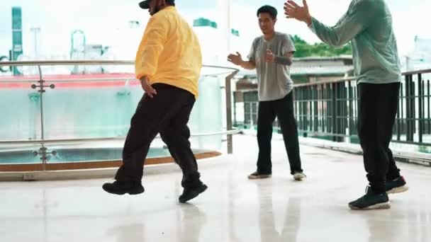 Kelompok Remaja Hip Hop Menampilkan Tarian Boy Koridor Mal Dengan — Stok Video