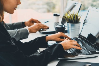 İş adamı yöneticisi, modern işyerinde çalışan bir iş kadınıyla görüşmede. Kurumsal iş adamları konsepti. uds