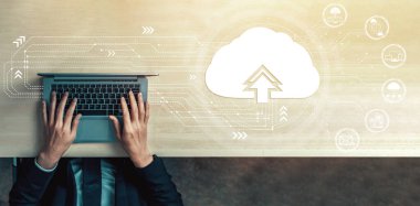 İş ağı konsepti için bulut bilgisayar teknolojisi ve çevrimiçi veri depolama. Bilgisayar, bulut veri transferi için internet sunucusuna 3 boyutlu fütüristik grafik arayüzü ile bağlanır. uds