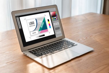 Web sayfasının modern tasarımı ve bilgisayar ekranında gösterilen ticari reklamlar için grafiksel tasarımcı yazılımı