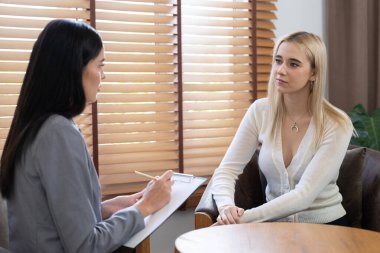 Psikolojik akıl sağlığı danışmanlığı ya da terapi seansındaki genç ve profesyonel bir hastadan akıl hastalığı teşhisi koyarken yardım istemek. Zihinsel tedavi seansı. Blithe