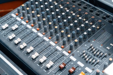 Stüdyo odasında yakınlaştırıcı mikser ve ekolayzır var. uds