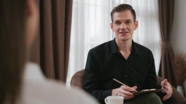 Psikolojik konsültasyon zihinsel problemde iyileşme kaydediyor, genç hasta terapi seansında, psikiyatrist de akıl hastalıkları konusunda tanı koyuyor. Zihinsel tedavi seansı. Düzenle