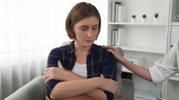 Ondersteunende Troostende Handen Vrolijken Depressief Geduldig Persoon Gestresste Geest Met — Stockvideo
