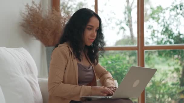 Femme Afro Américaine Utilisant Ordinateur Portable Pour Travail Crucial Sur — Video