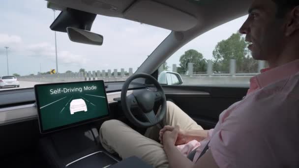 Samojízdné Auto Nebo Autonomní Jízdu Rychlostní Dálnici Bezřidičským Systémem Autopilotním — Stock video