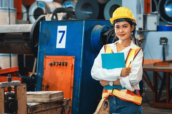 Metal Fabrikası Teftişi Güvenlik Ekipmanlı Kadın Mühendis Müfettişi Ağır Sanayi — Stok fotoğraf