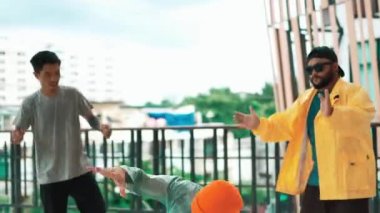 Hip-hop gençlik grubu alışveriş merkezi koridorunda şehirli ya da gökdelen manzaralı break dans yapıyor. Canlı dansçılar break dans gösterisi ve çok kültürlü arkadaşlarla çevrili. Açık hava sporu 2024 hiphop..
