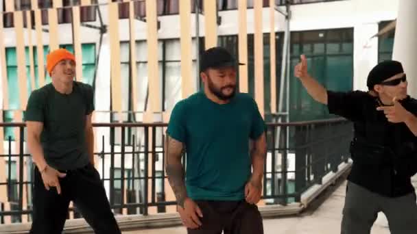 Hip Hop Team Dans Break Dance Terwijl Multiculturele Vriend Omringd — Stockvideo